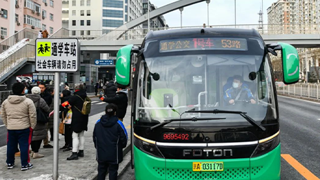 全面升級！400輛新型通學車上路