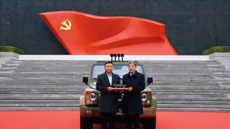 北汽集團(tuán)向中國(guó)共產(chǎn)黨歷史展覽館捐贈(zèng)BJ80C閱兵車(chē)和享界S9T